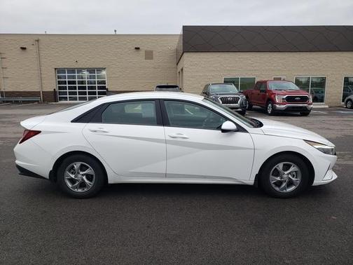 2023 Hyundai ELANTRA SE