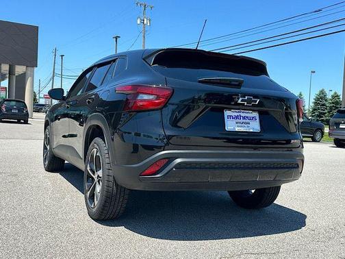 Mosaic Black Metallic 2024 Chevrolet Trax 1RS