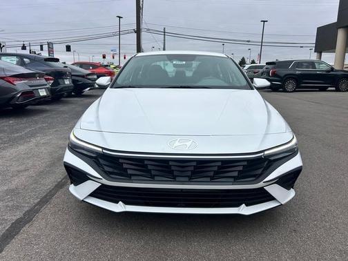 2025 Hyundai ELANTRA SE