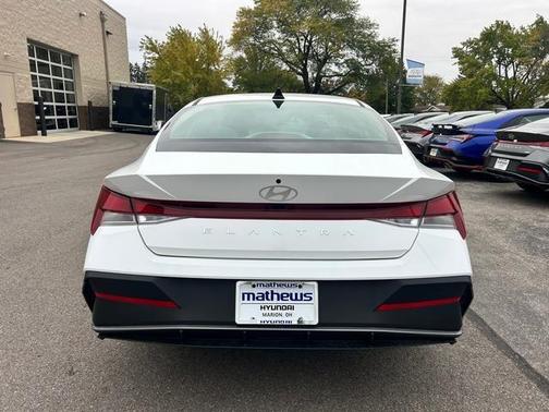 2025 Hyundai ELANTRA SE