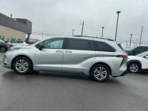 2022 Toyota Sienna XSE 7 Passenger