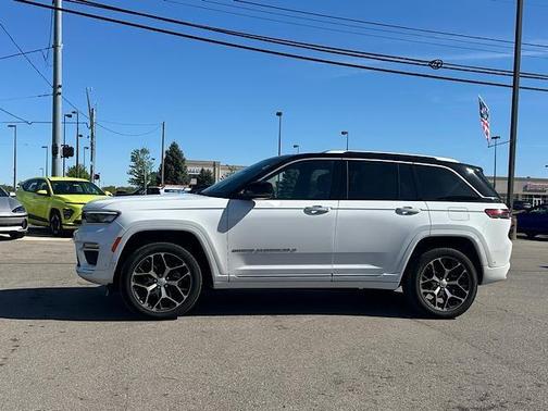 2022 Jeep Grand Cherokee Summit