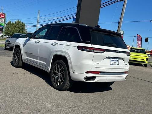 2022 Jeep Grand Cherokee Summit