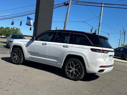 2022 Jeep Grand Cherokee Summit