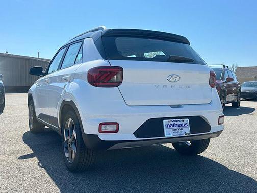 Lunar White w/Black Roof 2026 Hyundai VENUE SEL w/Two-Tone Roof