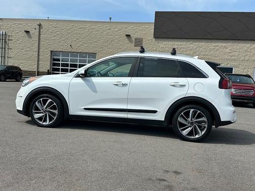 Snow White Pearl 2017 Kia Niro Touring