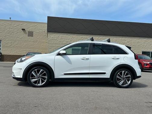 Snow White Pearl 2017 Kia Niro Touring