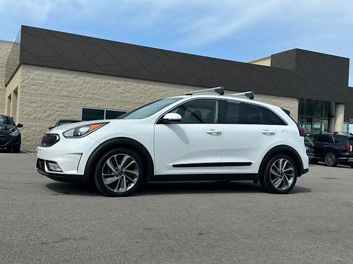 Snow White Pearl 2017 Kia Niro Touring