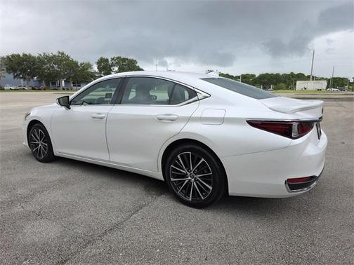 2025 Lexus ES 300h Premium