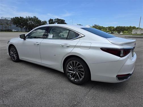 2025 Lexus ES 300h Luxury
