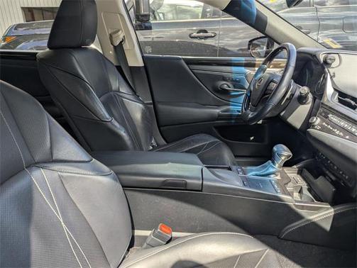 2019 Lexus ES 300h Luxury