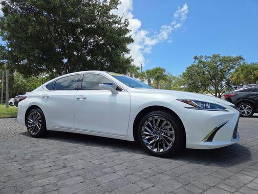 White Pearl 2025 Lexus ES 300h Luxury