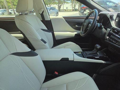 White Pearl 2025 Lexus ES 300h Luxury