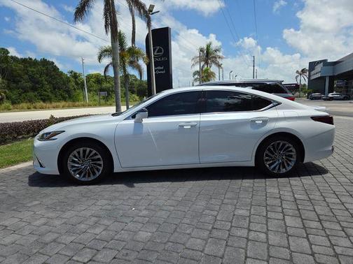 White Pearl 2025 Lexus ES 300h Luxury