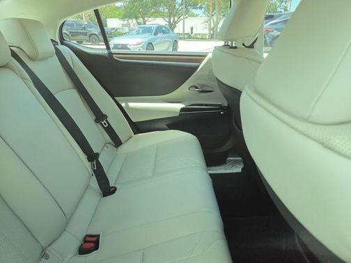 White Pearl 2025 Lexus ES 300h Luxury