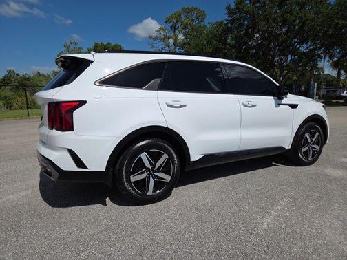Glacial White Pearl 2023 Kia Sorento S