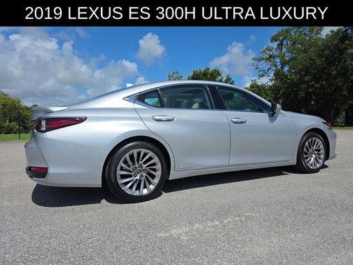 Silver Lining Metallic 2019 Lexus ES 300h Ultra Luxury