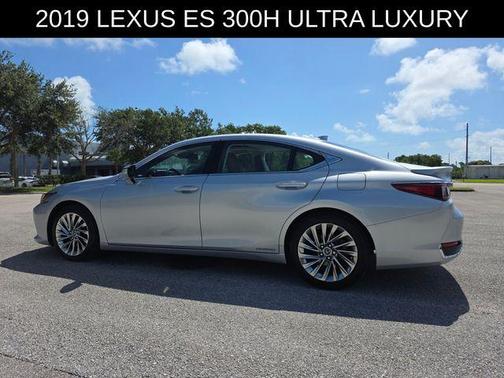 Silver Lining Metallic 2019 Lexus ES 300h Ultra Luxury