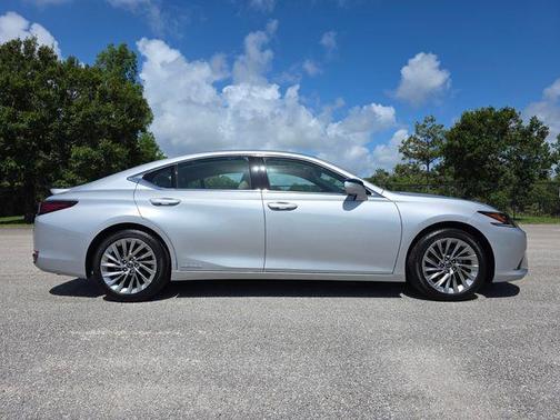Silver Lining Metallic 2019 Lexus ES 300h Ultra Luxury