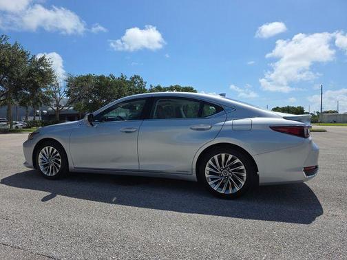 Silver Lining Metallic 2019 Lexus ES 300h Ultra Luxury