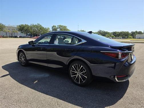 2025 Lexus ES 300h Base