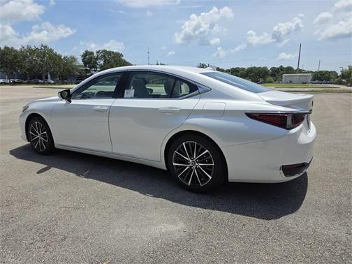 2025 Lexus ES 300h Base
