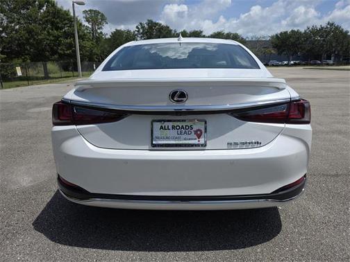 2025 Lexus ES 300h Base