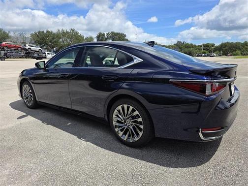 2025 Lexus ES 300h Luxury
