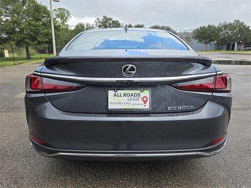 2025 Lexus ES 300h Base
