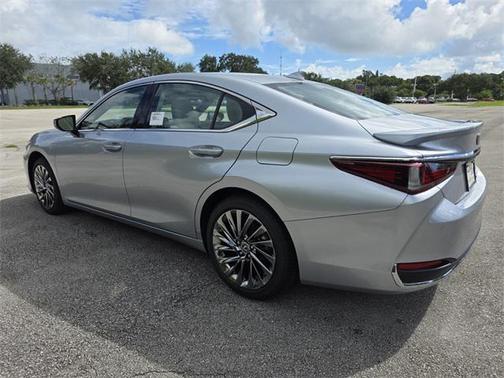 2025 Lexus ES 300h Luxury