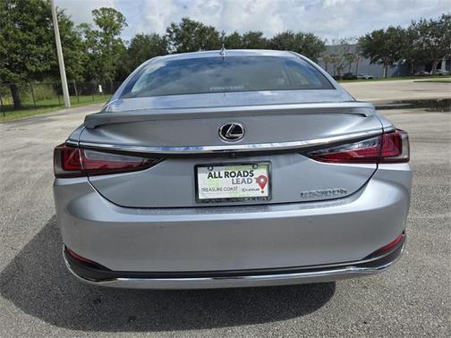 2025 Lexus ES 300h Luxury