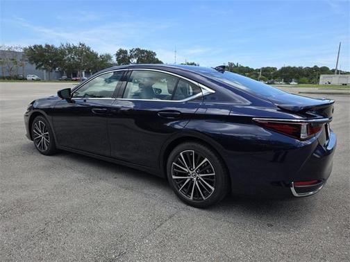 2025 Lexus ES 300h Base