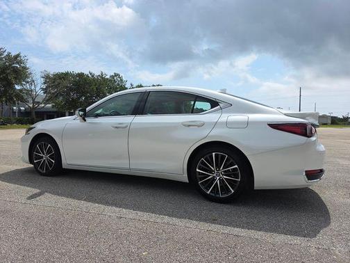 Eminent White Pearl 2025 Lexus ES 300h Premium
