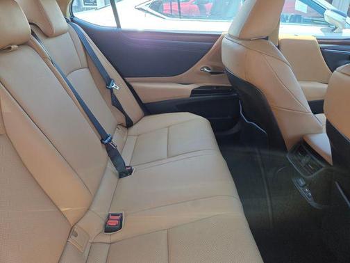 Eminent White Pearl 2025 Lexus ES 300h Premium