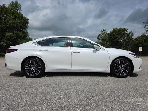 Eminent White Pearl 2025 Lexus ES 300h Premium