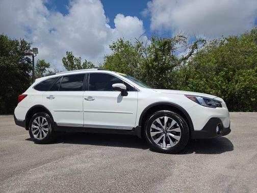 Crystal White Pearl 2018 Subaru Outback 3.6R Touring