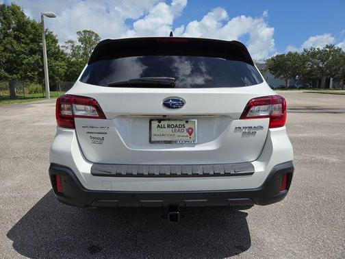 Crystal White Pearl 2018 Subaru Outback 3.6R Touring