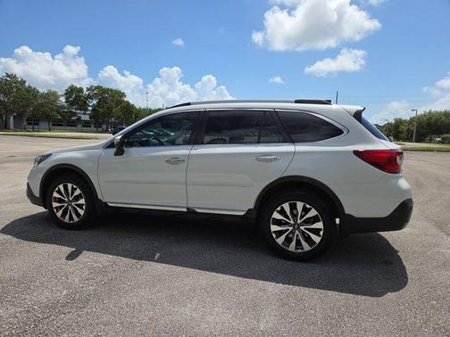 Crystal White Pearl 2018 Subaru Outback 3.6R Touring