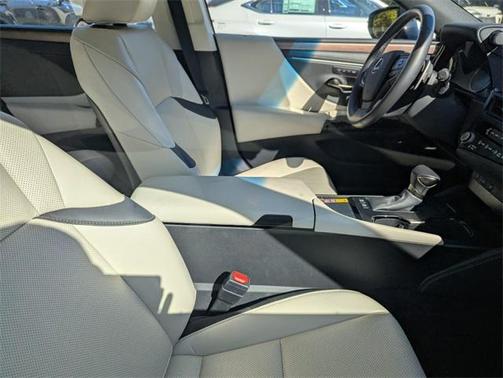 2025 Lexus ES 300h Premium