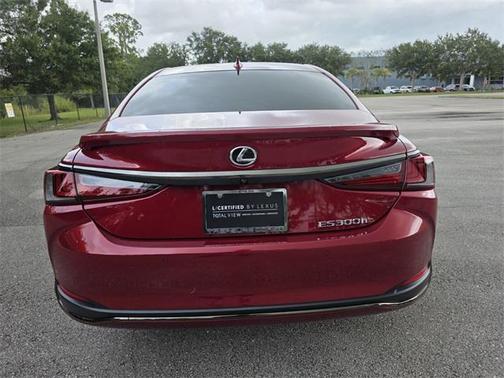 2025 Lexus ES 300h F SPORT Handling