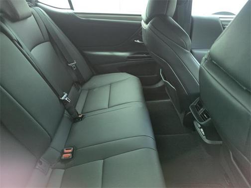 2025 Lexus ES 300h F SPORT Handling