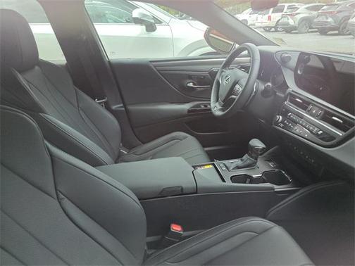 2025 Lexus ES 300h F SPORT Handling