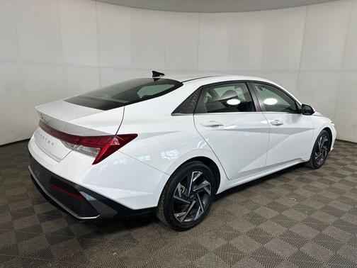 2025 Hyundai ELANTRA SEL