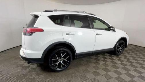Super White 2018 Toyota RAV4 SE