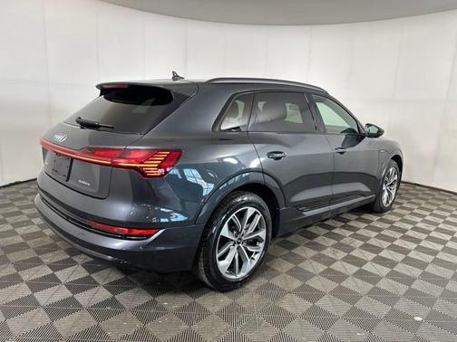 2021 Audi e-tron Premium Plus