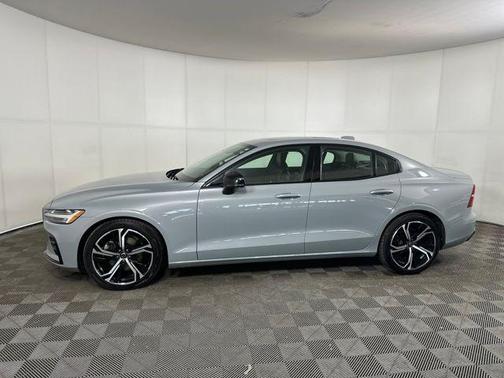 2024 Volvo S60 B5 Core Dark Theme