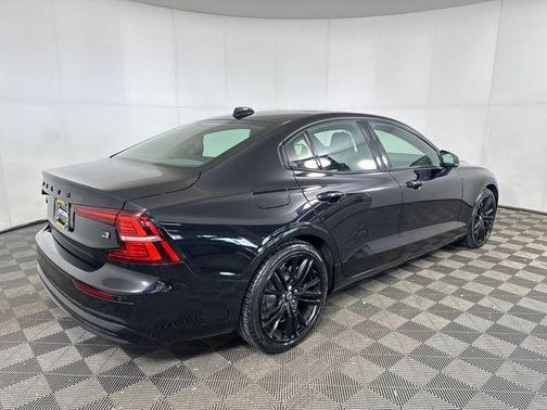 2023 Volvo S60 Recharge Plug-In Hybrid T8 Core Black Edition