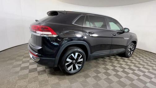 Deep Black Pearl 2022 Volkswagen Atlas Cross Sport 2.0T SE