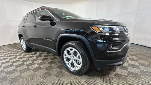 Diamond Black Crystal Pearlcoat 2024 Jeep Compass Latitude