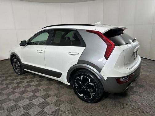 Snow White Pearl 2023 Kia Niro EV Wave